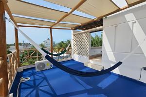 a hammock on the balcony of a house at Villa Tortugas in Chicxulub