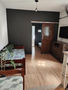 TV a/nebo společenská místnost v ubytování CasaUba - apartamento e kitnet