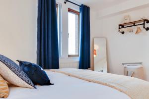 En eller flere senge i et værelse på Cherryville Street Apartment