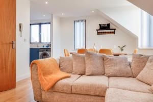 Et opholdsområde på Cherryville Street Apartment + 28 billeder