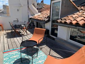 krzesło i stół na balkonie w obiekcie Studio Toit terrasse Vieux Port w Marsylii