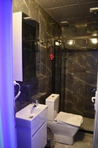 Un baño con inodoro, ducha y lavabo. en Modena Hotel, en Estambul 33 fotos más