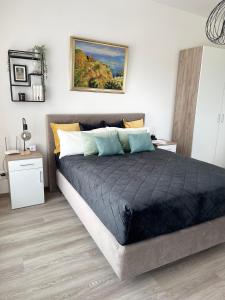 a bedroom with a large bed in a room at Appartement Nr 32 in Mayen in Mayen