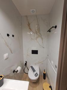 Ένα μπάνιο στο Serenity Luxury Apartment 1 +16 φωτογραφίες