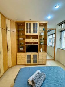a bedroom with a bed and a tv in a room at Estúdio aconchegante na Alberto Braune in Nova Friburgo