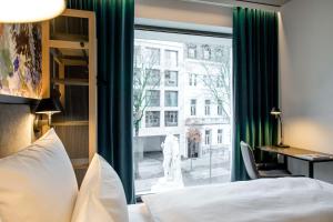 アントワープにあるMotel One Antwerpのベッドと大きな窓があるホテルの部屋 +35枚の写真