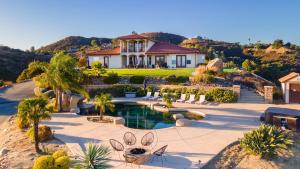 una vista aérea de una casa con piscina en Colina by AvantStay Secluded Mountain Top Oasis w Pool Hot Tub Putting Green, en Santa Rosa West