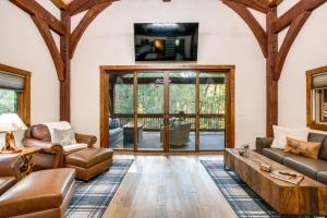Posezení v ubytování Bear Lodge Waterfront Cabin with Level 2 EV Charger