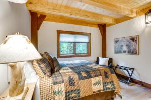 Postel nebo postele na pokoji v ubytování Bear Lodge Waterfront Cabin with Level 2 EV Charger