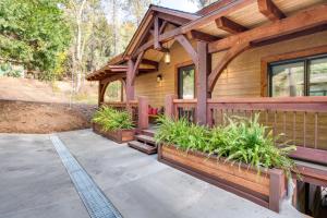 Zahrada ubytování Bear Lodge Waterfront Cabin with Level 2 EV Charger