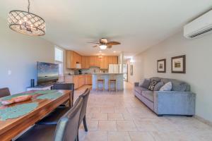 sala de estar y cocina con mesa y sofá en Plumeria Tree Hale - Golf Course View - Sleeps 4, en Kahuku