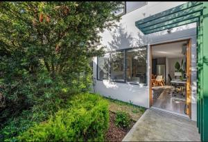 メルボルンにあるLuxurious 3- Bedroom Retreatの庭付きの家に延びたガラス