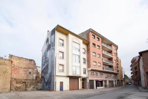 a building with a painting on the side of it at Apartamento centro de Haro in Haro