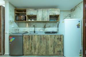 une cuisine avec un évier et un réfrigérateur dans l'établissement scandic resort 523, à Hurghada