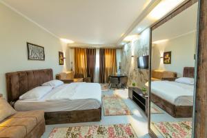 une chambre d'hôtel avec deux lits et un miroir dans l'établissement scandic resort 523, à Hurghada 27 autres photos