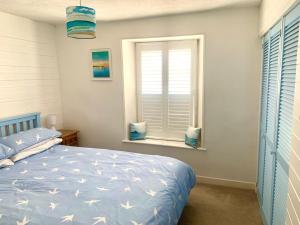 een slaapkamer met een bed en een raam bij Newlyn Harbour Cottage in Newlyn