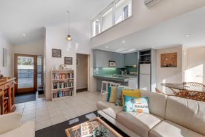 Η κουζίνα ή μικρή κουζίνα στο Central Grove - Sleeps 6 - Presidents Ave