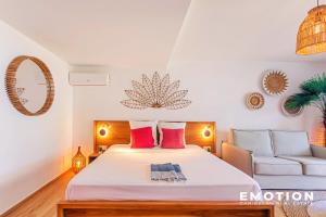 a bedroom with a bed and a couch at Studio Alamanda Baie Orientale in Orient Bay