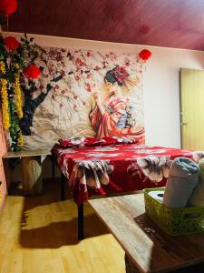 a large pillow with a painting on the wall at EL EDEN HABITACIONES in Manizales
