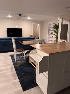 TV a/nebo společenská místnost v ubytování Poolside Apartment at Hot ATL