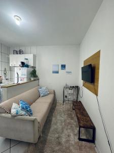 un soggiorno con un divano e una TV di Apartamento 201 no Verolme ad Angra dos Reis