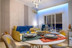 ein Esszimmer mit Tisch und Stühlen in der Unterkunft Serenity and 2 bedroom Luxury in Kalamaria in Thessaloniki