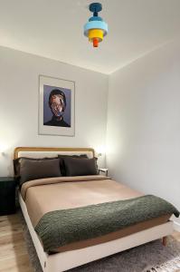 ein Schlafzimmer mit einem Bett in einem weißen Raum in der Unterkunft Modern, Remodeled Echo Park House-Walk to Sunset Blvd, Dodgers Stadium, Shops, Bars, Restaurants, Lake, Concerts in Los Angeles