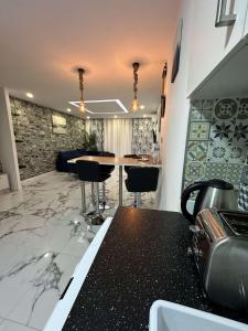 Kuchyň nebo kuchyňský kout v ubytování Palma Beach Apartment