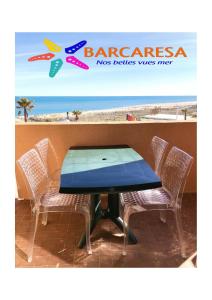 une table avec des chaises et un avion sur un panneau dans l'établissement Barcaresa-Agréable appartement vue mer panoramique, au Barcarès