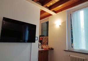TV a/nebo společenská místnost v ubytování B&b del bosco e del lago Elimar