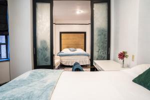 a bedroom with a bed and a mirror at Mansfield in New York