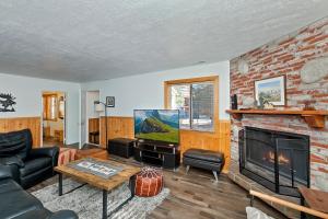een woonkamer met een bank en een open haard bij NEW- Red Robin W hot tub in Big Bear Lake