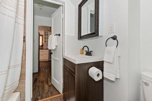 een badkamer met een wastafel en een spiegel bij NEW- Red Robin W hot tub in Big Bear Lake +22 foto's