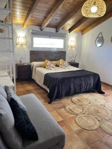 Posteľ alebo postele v izbe v ubytovaní Charming Villa with Sea View in El Roque, Private Pool + 37 fotografií