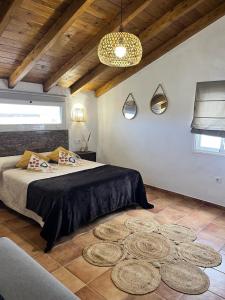 Posteľ alebo postele v izbe v ubytovaní Charming Villa with Sea View in El Roque, Private Pool
