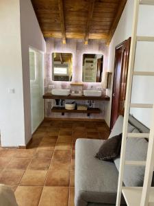 Posedenie v ubytovaní Charming Villa with Sea View in El Roque, Private Pool