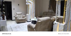 Posezení v ubytování Ground Floor Apartment with Private Entrance for Rent - Prime Location