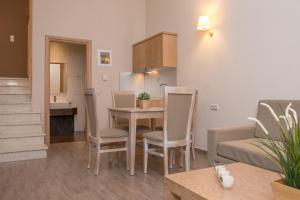 Kuchyň nebo kuchyňský kout v ubytování Mary's Residence Suites