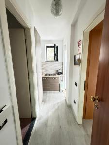 un corridoio che conduce a una cucina in un appartamento di Grazioso&Collegatissimo con terrazzo Casello Autostradale Frosinone a Frosinone