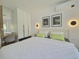 Ένα ή περισσότερα κρεβάτια σε δωμάτιο στο Yves Lake Front Apartments
