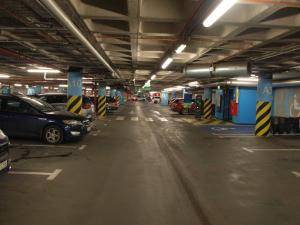 een parkeerplaats met auto's geparkeerd in een parkeergarage bij Gvarna Apartamenty in Wrocław