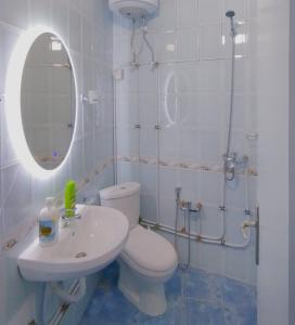 Un baño de Sazan Apartment