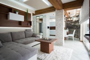 salon z kanapą i stołem w obiekcie Apartamenty Comfort & Spa Stara Polana VIPAPARTAMENTY w Zakopanem