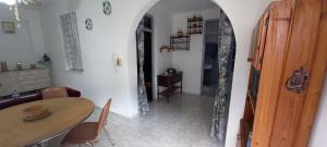 einen Flur mit einem Tisch und einem Esszimmer in der Unterkunft Departamento sobre la ruta en el centro in La Falda