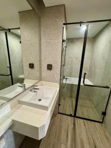 Koupelna v ubytování Paradise sunshine in luxury 2Br apartment bathtub