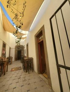 une chambre avec des tables et des chaises et un bâtiment dans l'établissement Casa Tatewari, à San Luis Potosí