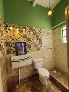 une salle de bain avec toilettes et lavabo dans l'établissement Casa Tatewari, à San Luis Potosí