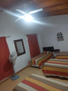 Altas Mareas 2 في لاس غروتاس: غرفة نوم بها سريرين ومروحة سقف