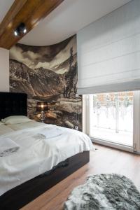 sypialnia z dużym łóżkiem i obrazem na ścianie w obiekcie Apartamenty Comfort & Spa Stara Polana VIPAPARTAMENTY w Zakopanem +37 zdjęć