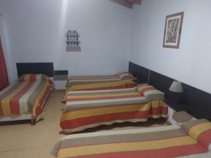 Altas Mareas 2 في لاس غروتاس: غرفة بثلاث اسرة مرييحة مخططة